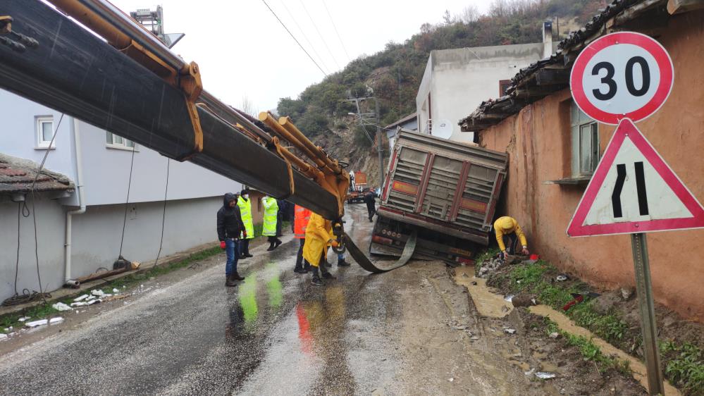 Tır eve girdi, mahalle elektriksiz kaldı