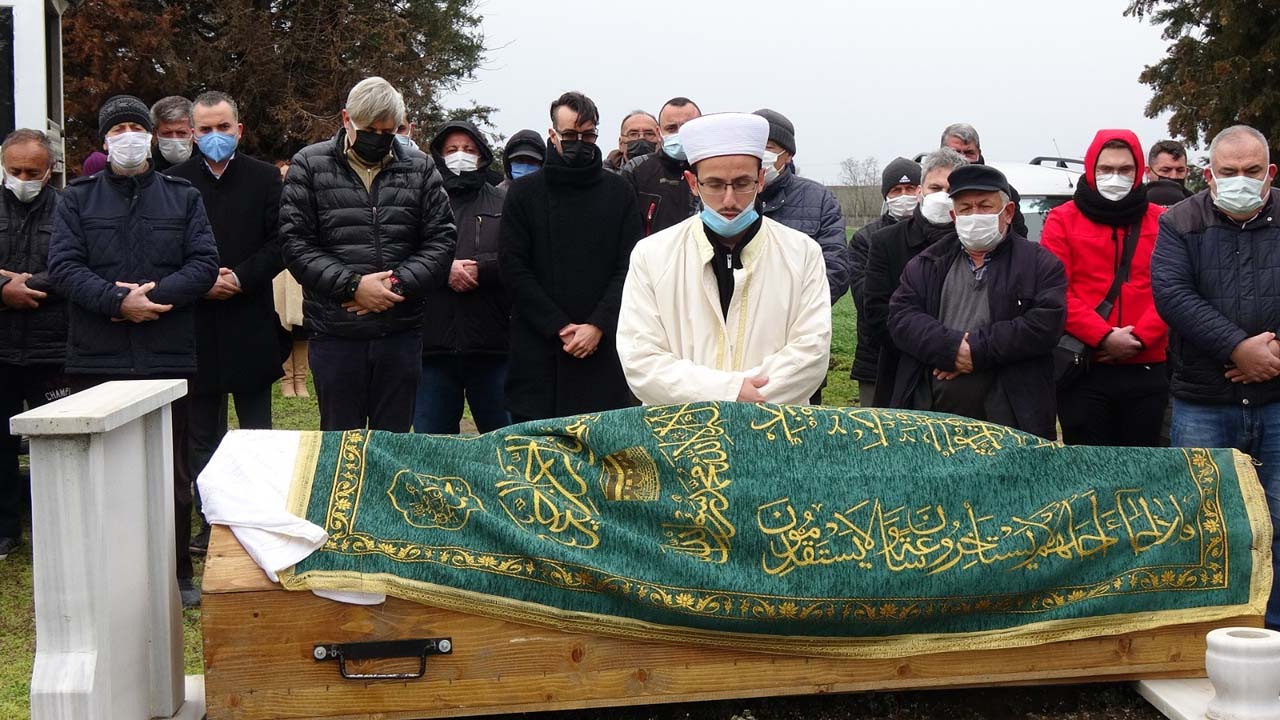 Ünlü sanatçı Cem Adrian babasını son yolculuğuna uğurladı