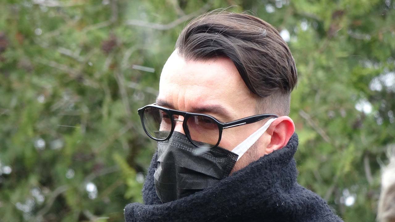 Ünlü sanatçı Cem Adrian babasını son yolculuğuna uğurladı