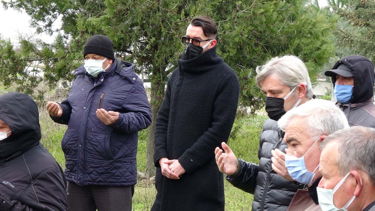 Ünlü sanatçı Cem Adrian babasını son yolculuğuna uğurladı