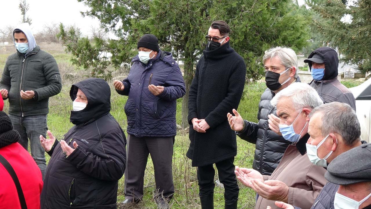 Ünlü sanatçı Cem Adrian babasını son yolculuğuna uğurladı