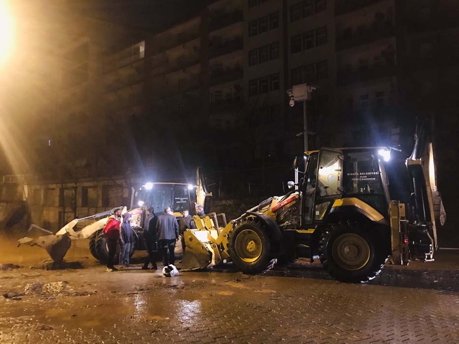 Bingöl'ü sel vurdu! Belediye Başkanı Arıkan: Sel felaketi özellikle beş mahallemizde etkili oldu