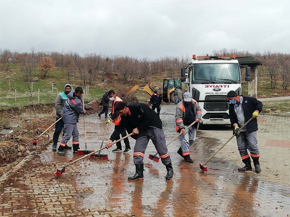 Bingöl'ü sel vurdu! Belediye Başkanı Arıkan: Sel felaketi özellikle beş mahallemizde etkili oldu