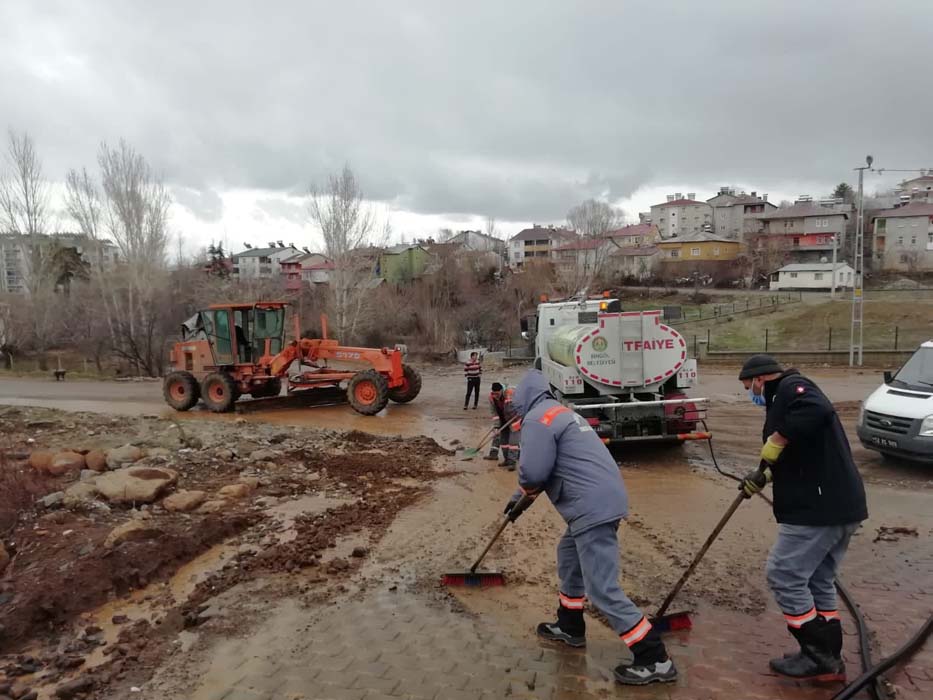 Bingöl'ü sel vurdu! Belediye Başkanı Arıkan: Sel felaketi özellikle beş mahallemizde etkili oldu