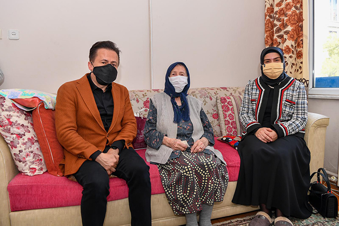Tuzla Belediye Başkanı Dr. Şadi Yazıcı ve eşi Dr. Fatma Yazıcı'dan Yaşlılar Günü sürprizi!