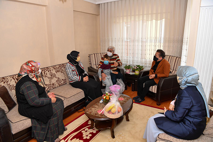 Tuzla Belediye Başkanı Dr. Şadi Yazıcı ve eşi Dr. Fatma Yazıcı'dan Yaşlılar Günü sürprizi!