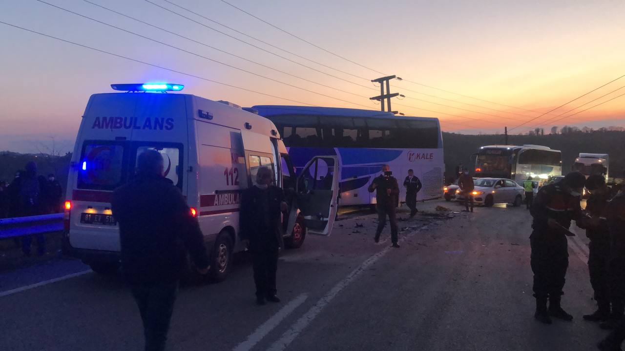 Otobüs ile otomobil çarpıştı: Çok sayıda ölü ve yaralı var! 