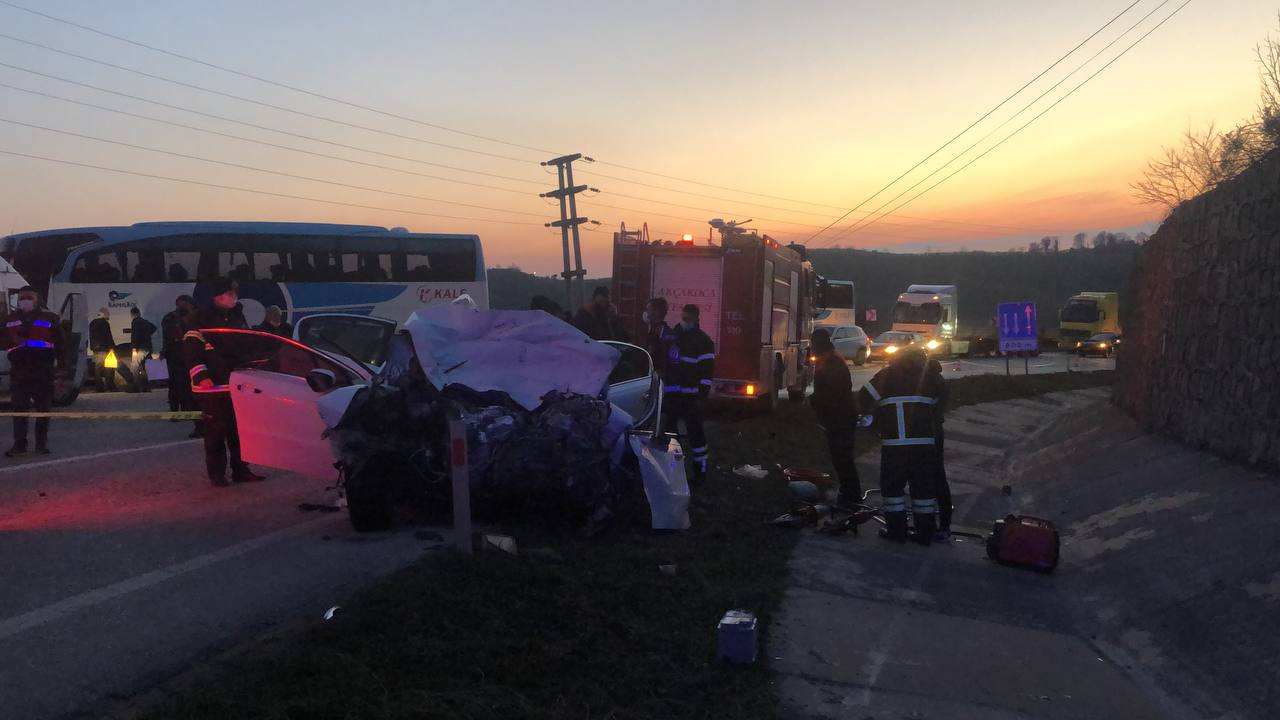 Otobüs ile otomobil çarpıştı: Çok sayıda ölü ve yaralı var! 