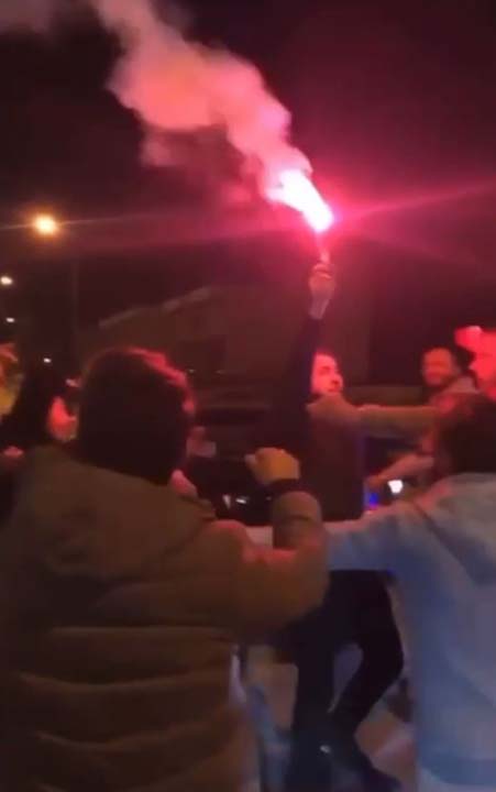 Koronavirüsü hiçe sayan asker eğlencesi! Silahlar susmadı