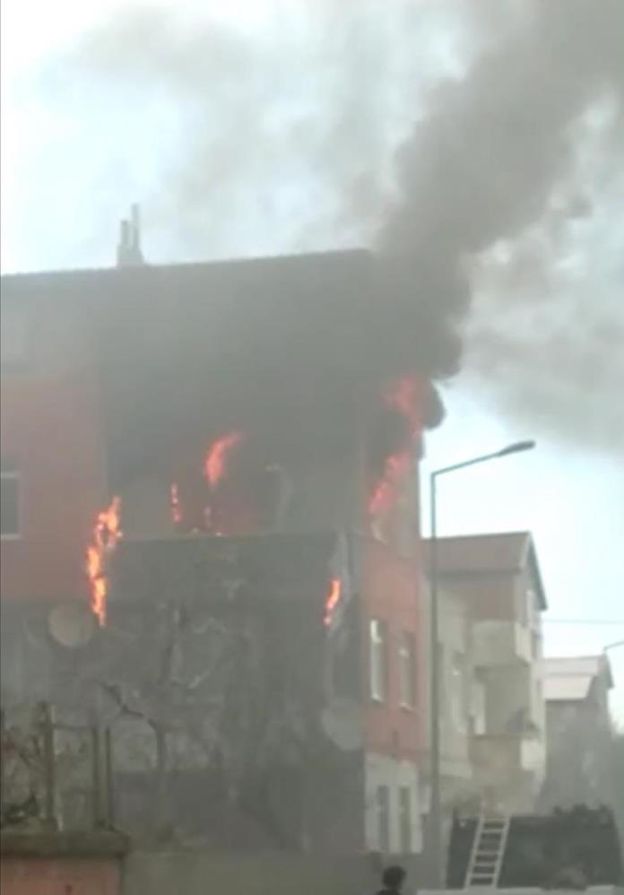 Sobayı benzinle yakmaya çalıştı evdeki her şey kül oldu