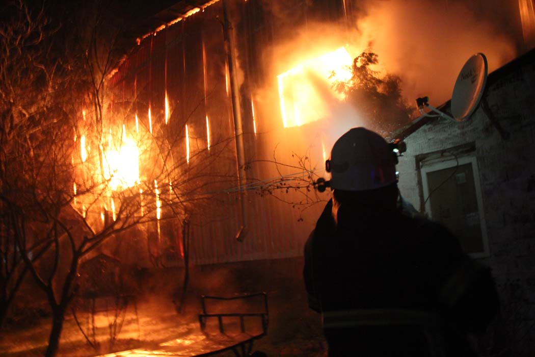 Ambalaj deposu cayır cayır yandı!