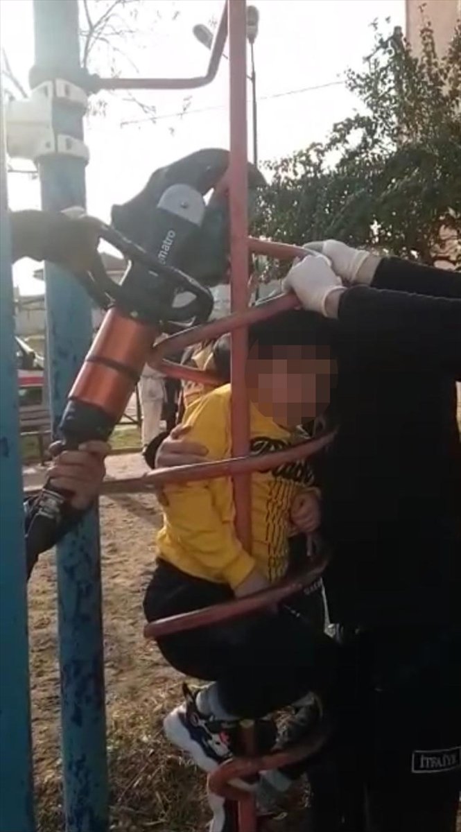 Parkta oynayan 9 yaşındaki çocuk demir oyuncağın arasına sıkıştı