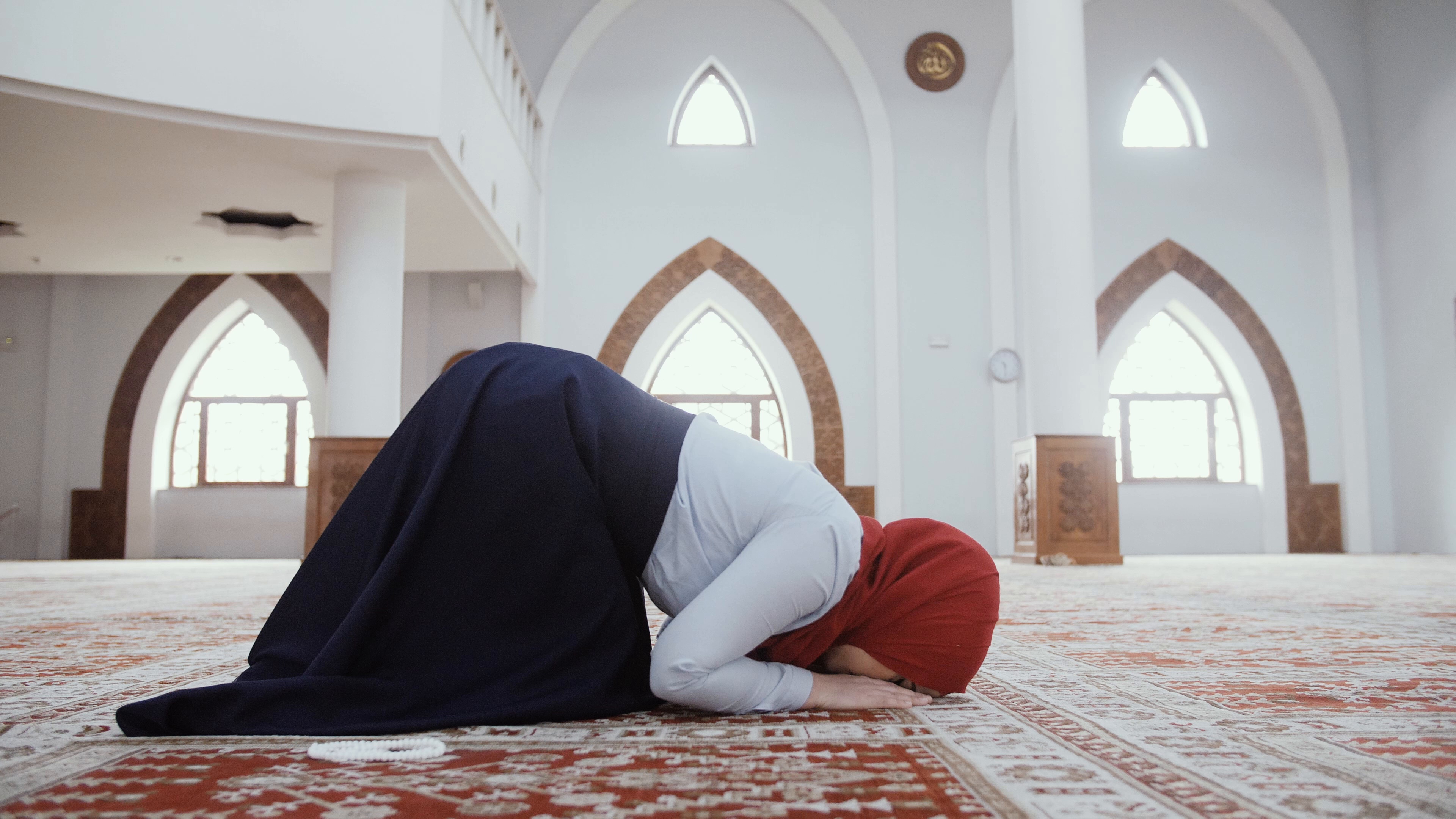 muslim-young-girl-praying-mosque-footage-085586238-prevstill1.jpeg