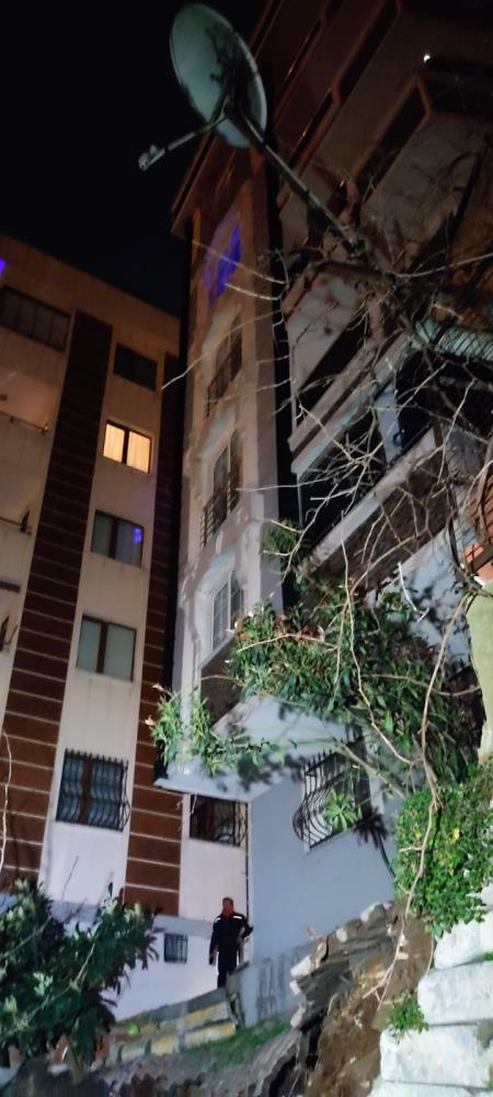 İstanbul'da istinat duvarı çöktü: Facianın eşiğinden dönüldü!