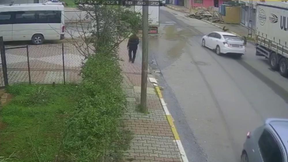 Yolun karşısına geçmek için atıldı! 5 yaşındaki çocuk metrelerce havaya uçtu