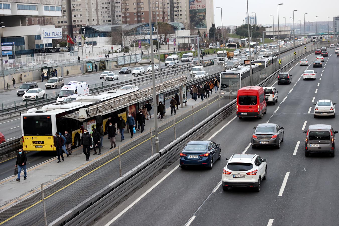 Kısıtlama kalktı, İstanbullu yollara düştü! Trafik yoğunluğu yüzde 62'yi geçti 