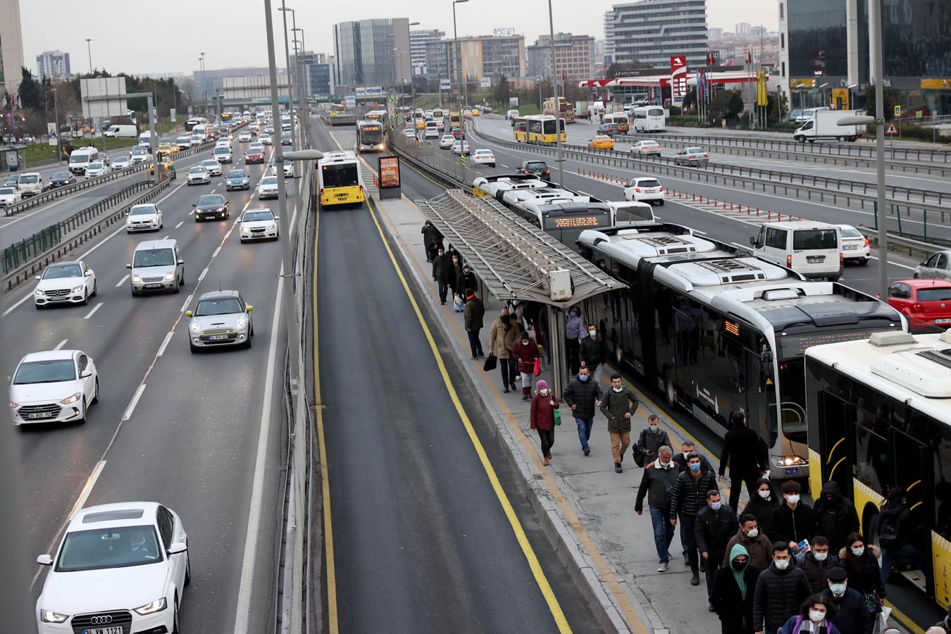 Kısıtlama kalktı, İstanbullu yollara düştü! Trafik yoğunluğu yüzde 62'yi geçti 