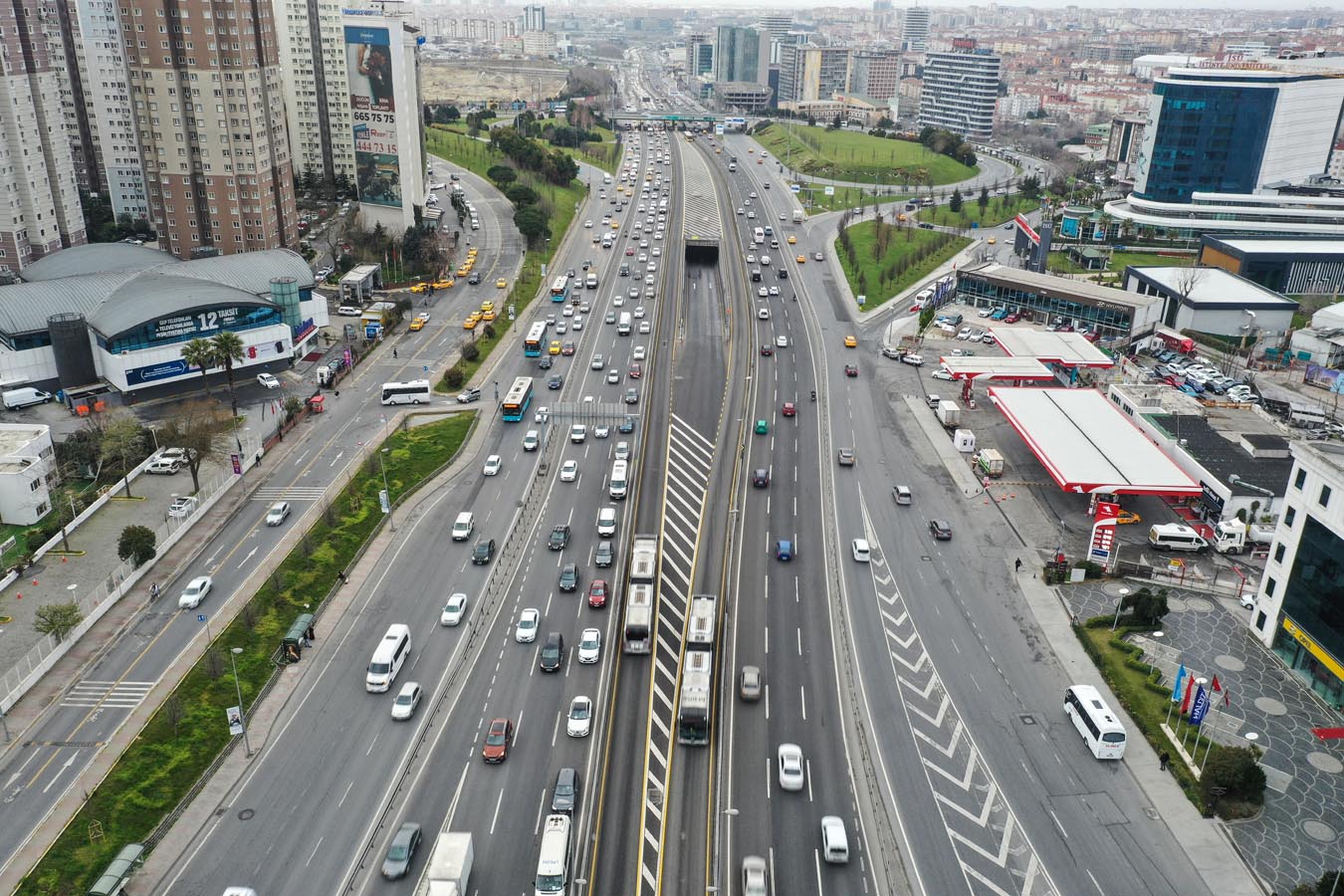 Kısıtlama kalktı, İstanbullu yollara düştü! Trafik yoğunluğu yüzde 62'yi geçti 