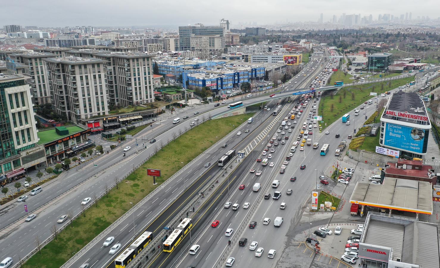 Kısıtlama kalktı, İstanbullu yollara düştü! Trafik yoğunluğu yüzde 62'yi geçti 