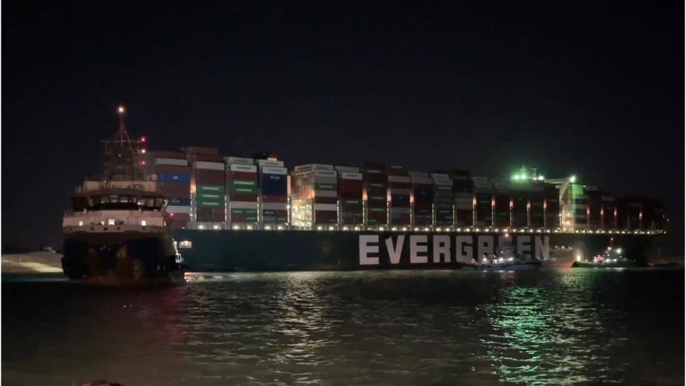 Süveyş Kanalı'nı tıkayan gemi kurtarıldı: Kanal yeniden açılıyor!