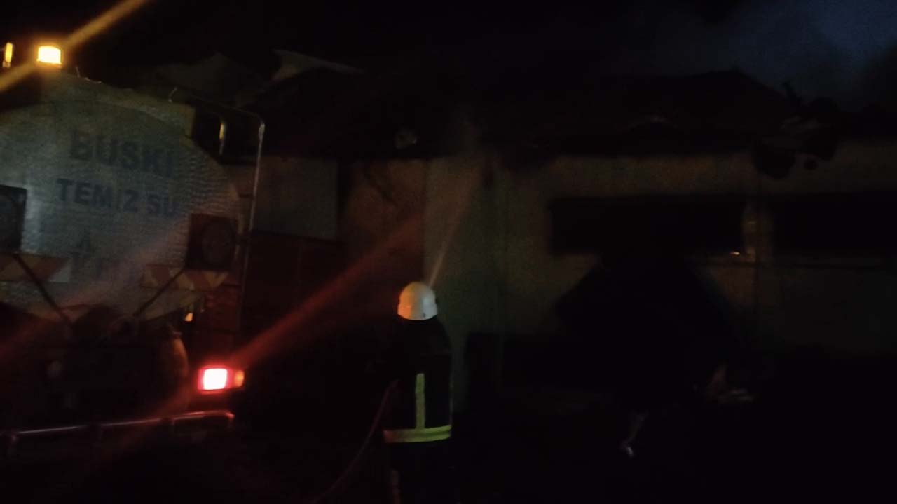 Tavuk çiftliğindeki yangında 1500 tavuk telef oldu