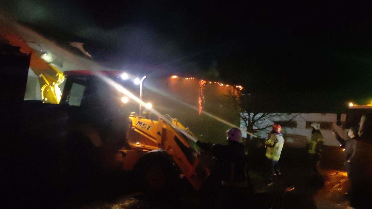 Tavuk çiftliğindeki yangında 1500 tavuk telef oldu