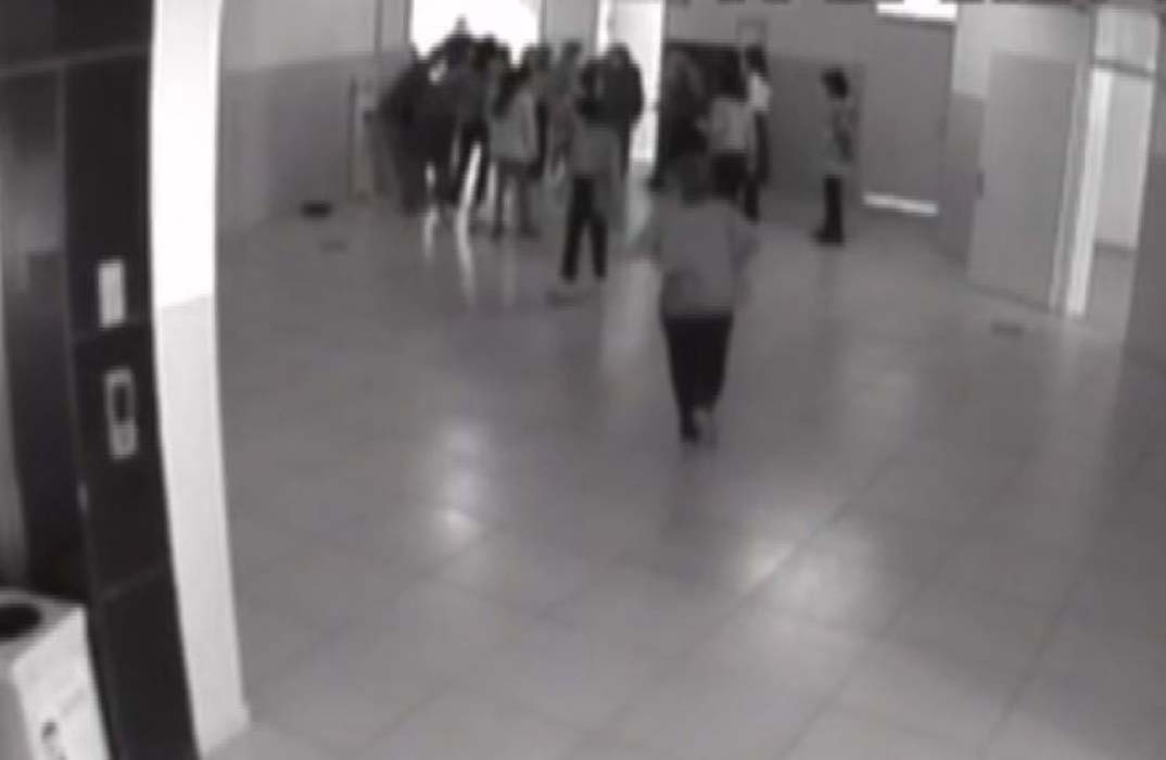 Okul koridorunda nefes borusu tıkanan öğrenciyi öğretmeni Heimlich Manevrası' ile kurtardı