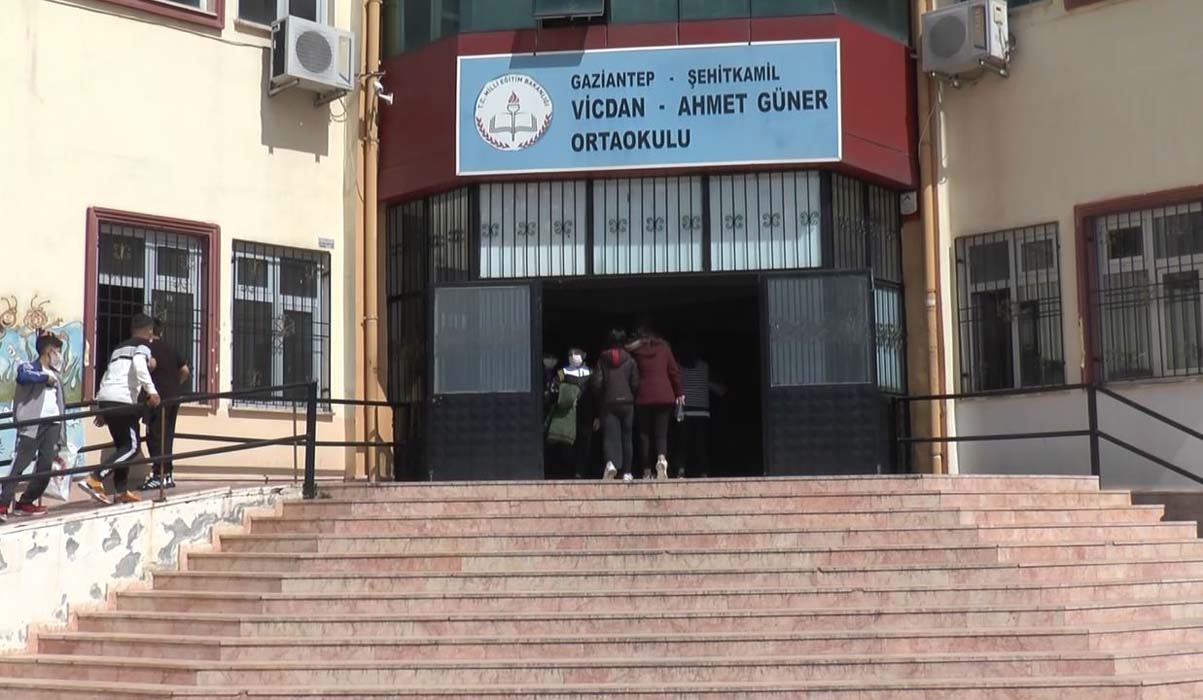 Okul koridorunda nefes borusu tıkanan öğrenciyi öğretmeni Heimlich Manevrası' ile kurtardı