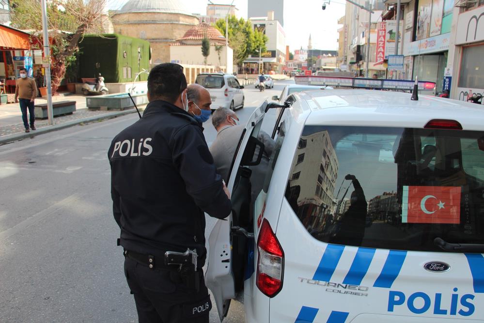 Bankanın camına 15 ayran 10 yumurta attı