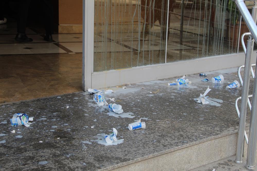 Bankanın camına 15 ayran 10 yumurta attı