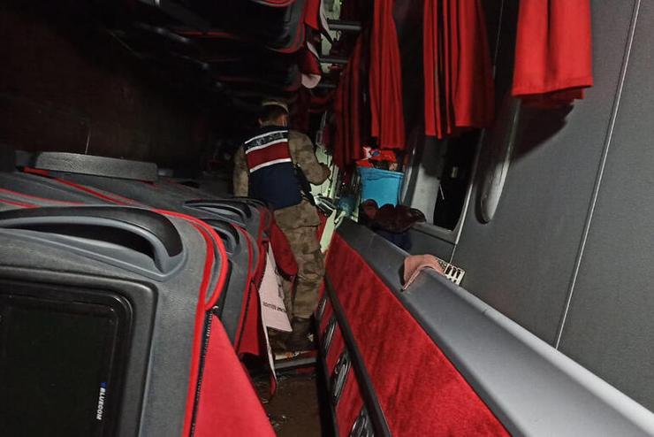 Yolcu otobüsü devrildi! 39 kişi yaralandı