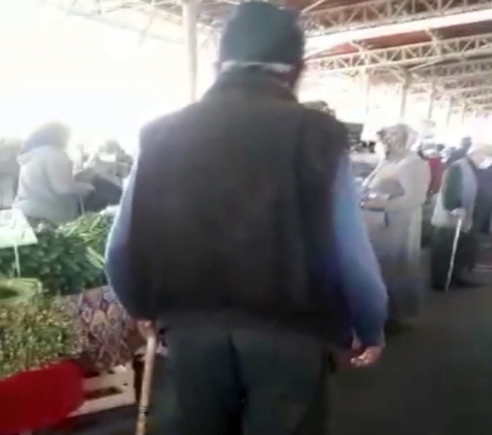 Pazarda taciz skandalı! Bastonlu adamın kadınlara yaptıkları görenleri şoke etti
