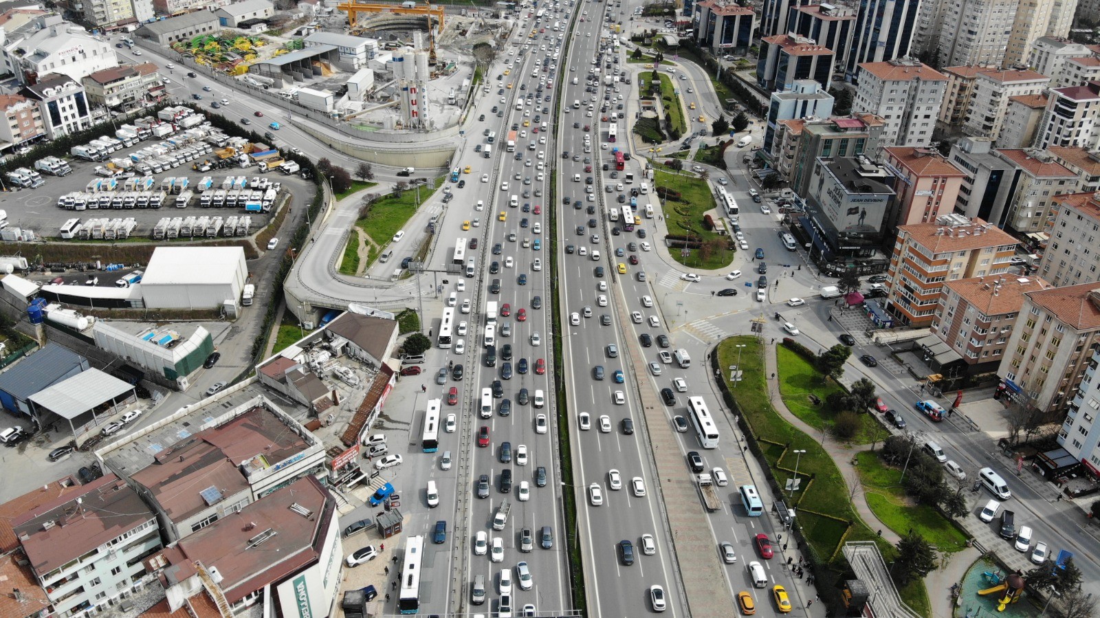 İstanbul trafiği felç oldu: Yoğunluk yüzde 70'e ulaştı