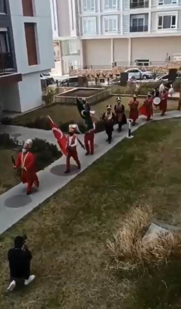 Sokağa çıkma yasağında mehteranlı kız isteme merasimi pes dedirtti!