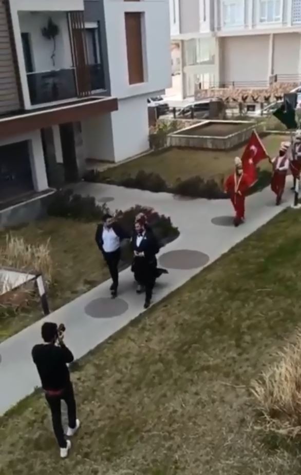 Sokağa çıkma yasağında mehteranlı kız isteme merasimi pes dedirtti!