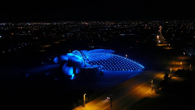 Konya, Selçuklu’da belediye hizmet binası otizm dikkat çekmek için mavi oldu
