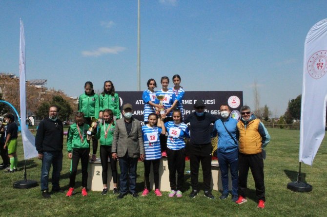 246 atlet zorlu parkurda birincilik için koştu