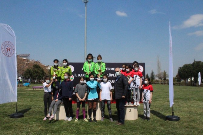 246 atlet zorlu parkurda birincilik için koştu