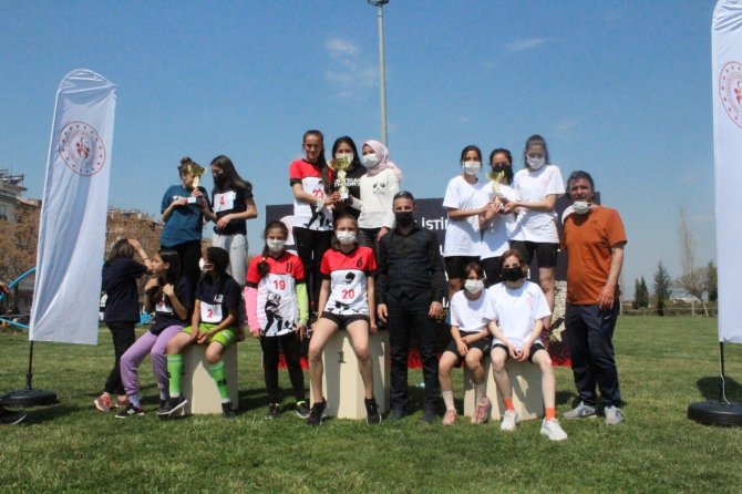 246 atlet zorlu parkurda birincilik için koştu