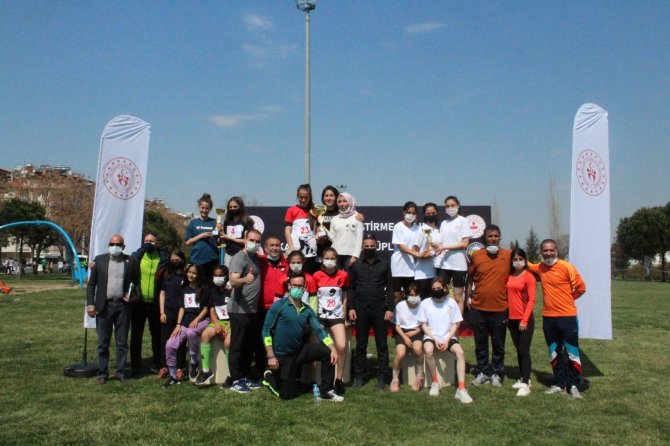 246 atlet zorlu parkurda birincilik için koştu