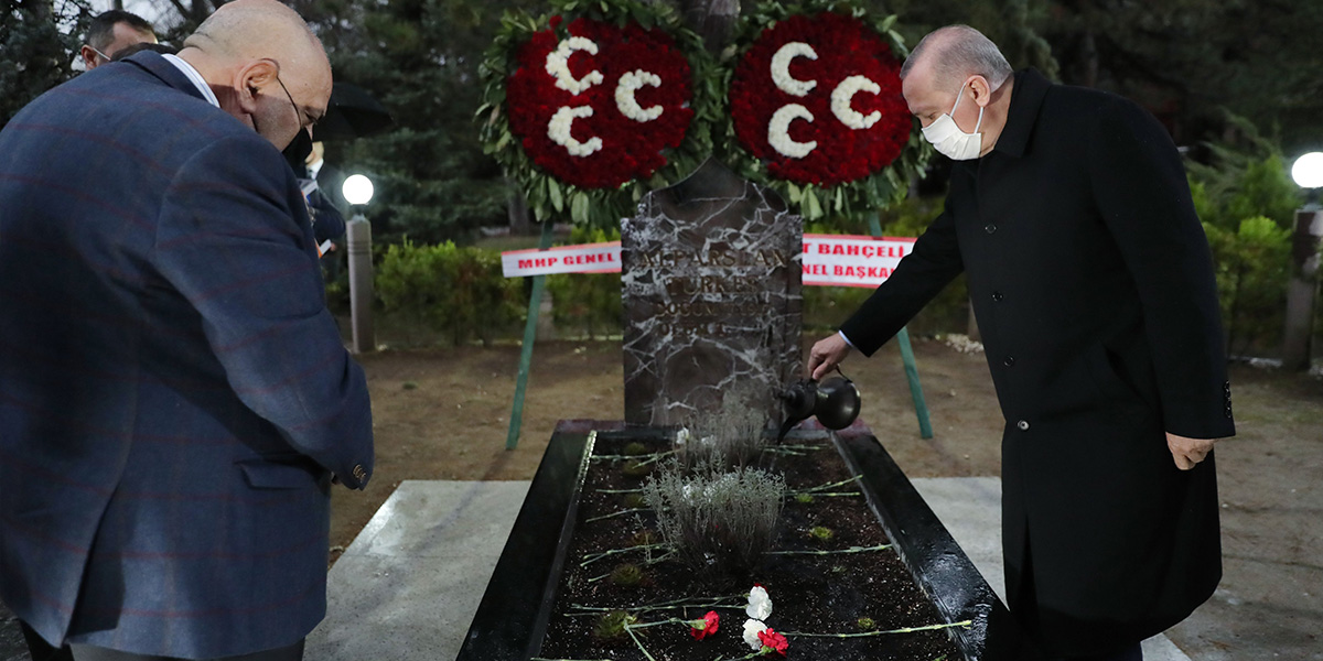 Erdoğan, MHP'nin Kurucu Genel Başkanı Alparslan Türkeş'in kabrine ziyarette bulundu