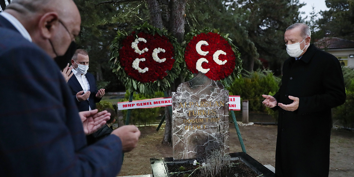 Erdoğan, MHP'nin Kurucu Genel Başkanı Alparslan Türkeş'in kabrine ziyarette bulundu