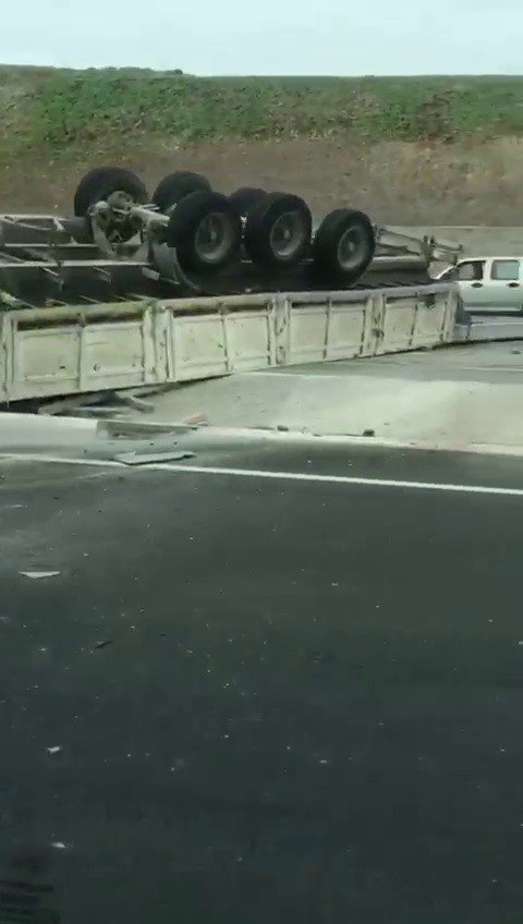 Diyarbakır’da seyir halindeki tırın yan yattığı kaza ucuz atlatıldı