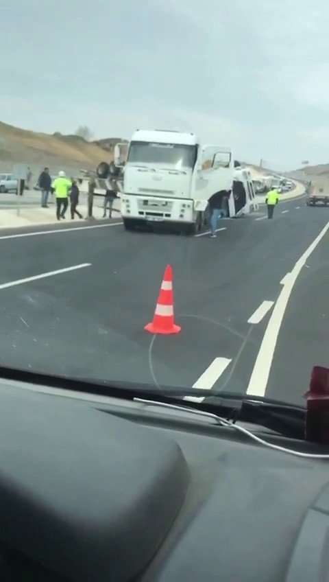 Diyarbakır’da seyir halindeki tırın yan yattığı kaza ucuz atlatıldı