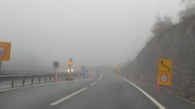 Düzce'de göz gözü görmüyor! Yoğun sis yüzünden görüş mesafesi 20 metreye kadar düştü
