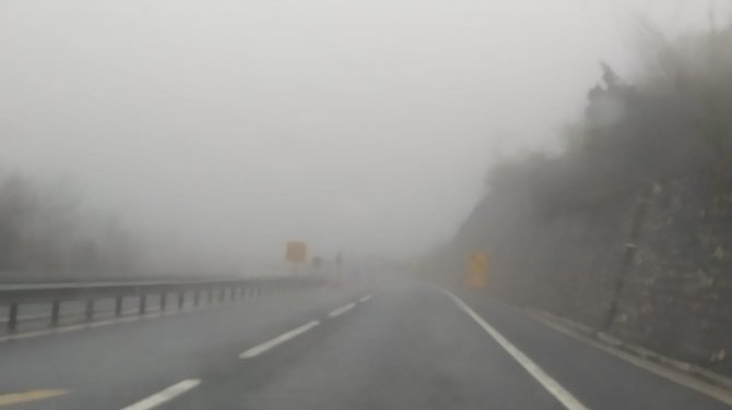 Düzce'de göz gözü görmüyor! Yoğun sis yüzünden görüş mesafesi 20 metreye kadar düştü