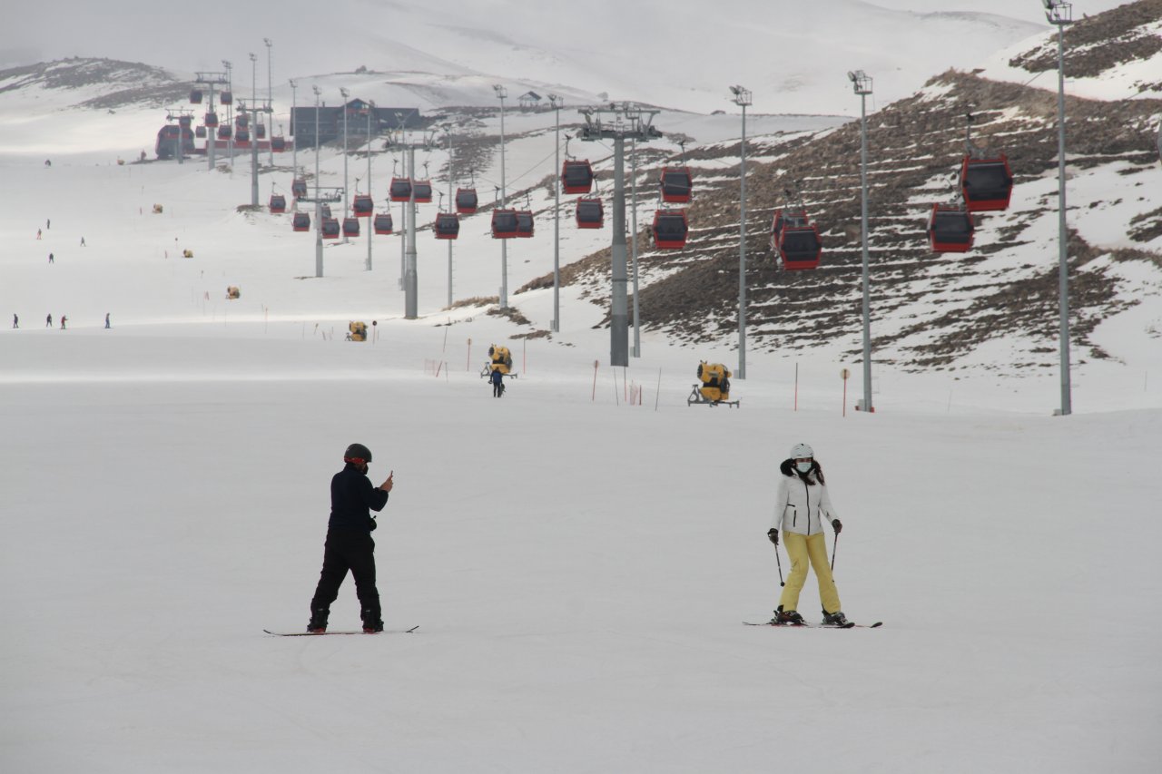 Erciyes'e bahar gelmedi: Kar keyfi devam ediyor!