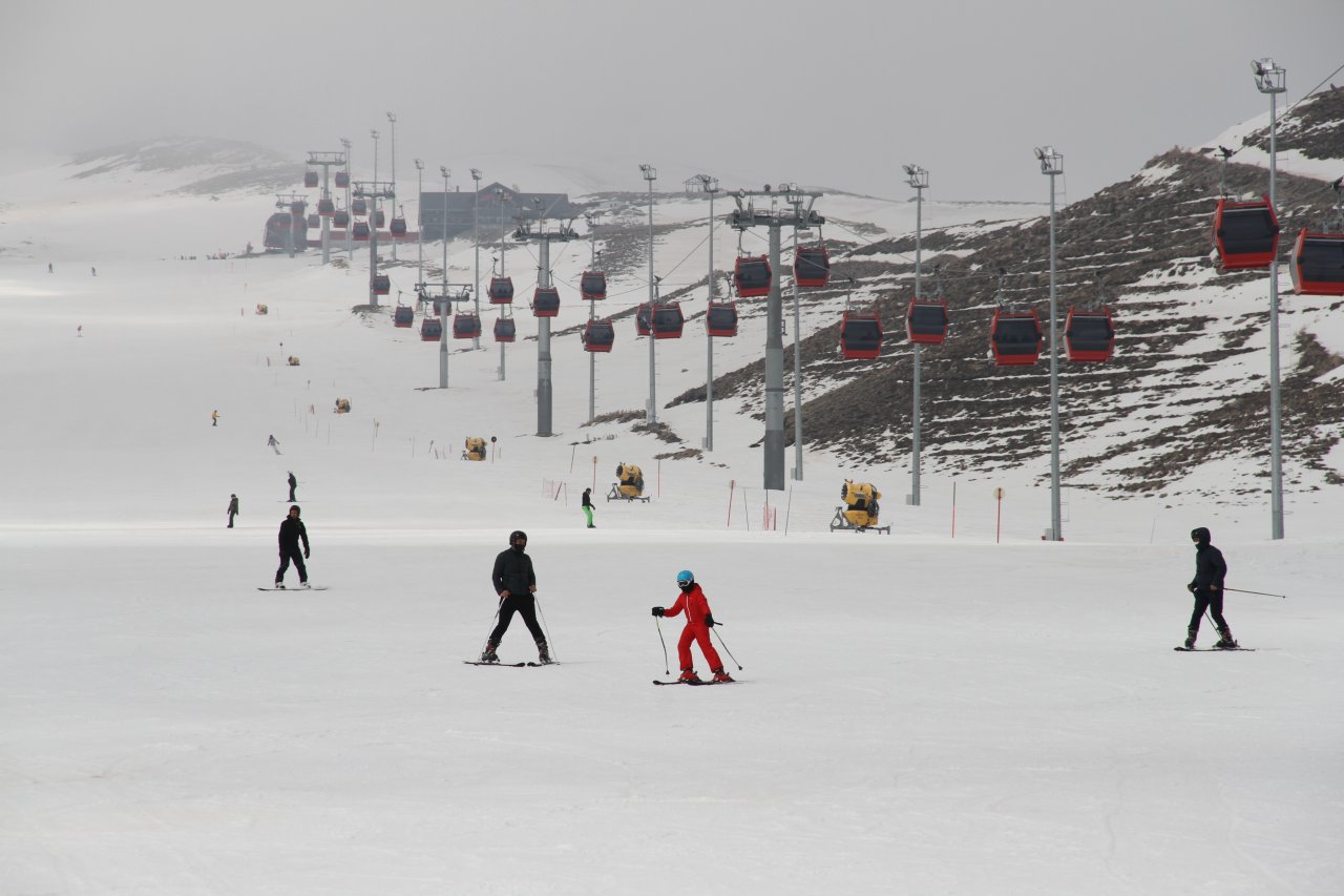 Erciyes'e bahar gelmedi: Kar keyfi devam ediyor!