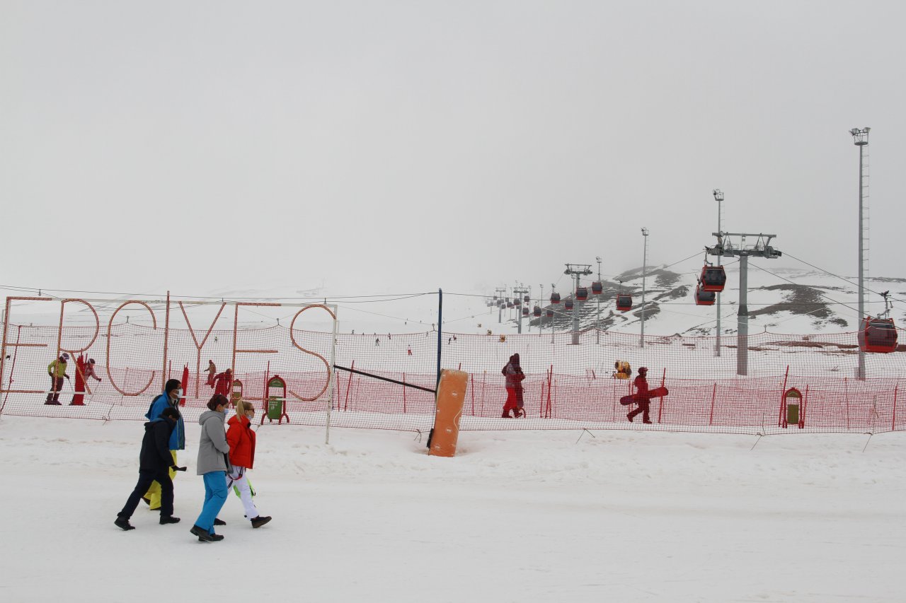 Erciyes'e bahar gelmedi: Kar keyfi devam ediyor!