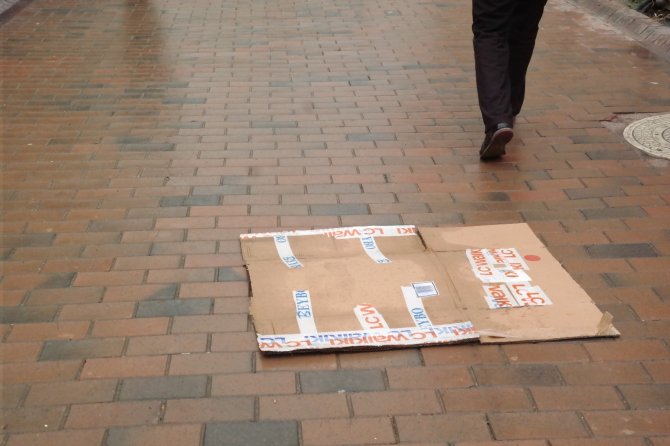 Eskişehir’de kuvvetli rüzgâr sebebiyle sokaktaki çöpler havalara uçuştu!